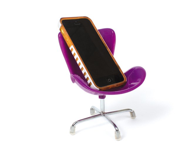 Living_Style_cellphone_deskchair_juliannetripp_rp0816.jpg