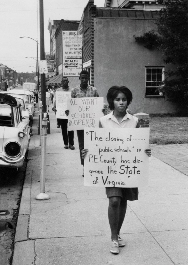z4_Students protest Prince Edward County public school closings, Main Street near courthouse, Farmville, Va., July 1963.jpg