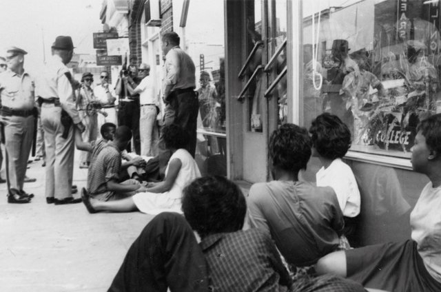 z6_Police arrest protesters outside College Shoppe, Main St., Farmville, Va., July 27, 1963.jpg