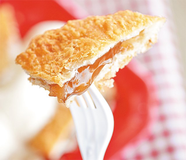 dine_5faves_country_food_furniture_old_time_apple_pie_ASH_DANIEL_dp1017.jpg