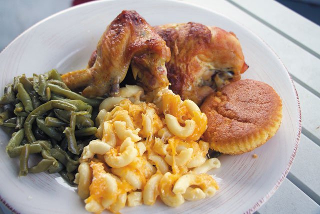 Feature_BestRestaurants_MamaJs_FriedChicken_MacandCheese_EileenMellon_rp1219.jpg