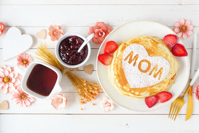 mothers-day-brunch_GettyImages-1214316772.jpg