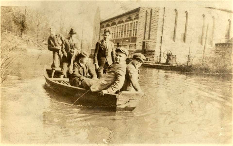 pump-house-boaters_courtesy-rosalind-urbach.jpg