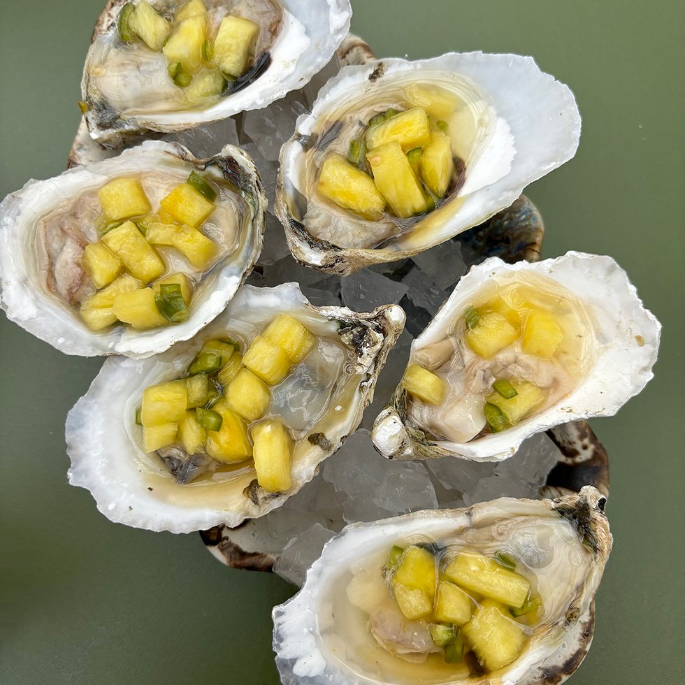 emerald-lounge-oysters_eileen-mellon.jpg