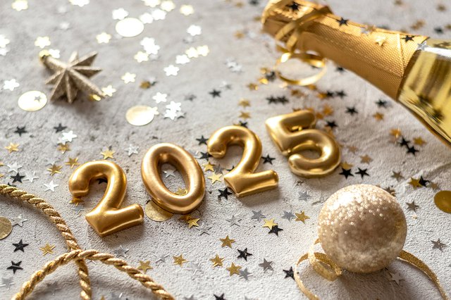 new-year-2025_GettyImages-1960365294.jpg