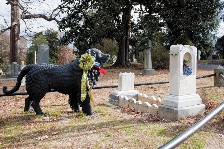 Welcome_Cemeteries_Hollywood_Cemetery2_Black_Dog_JV_rp0215.jpg